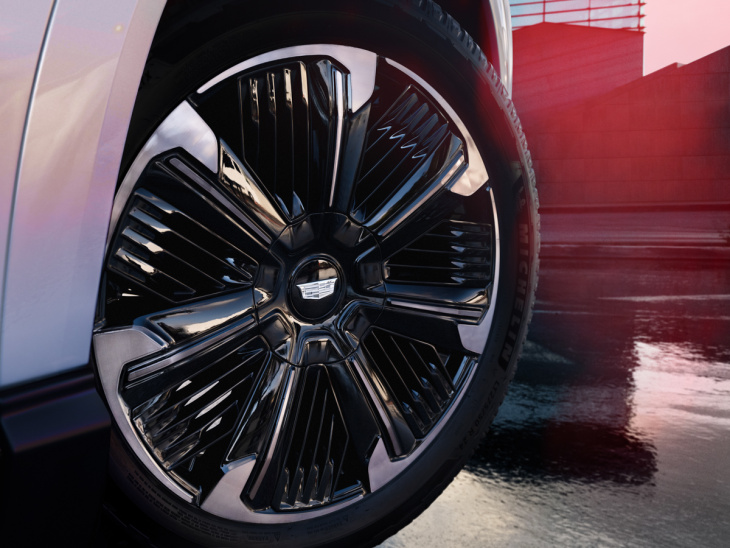 Visionnez les 4 roues directionnelles du Cadillac ESCALADE IQ 2025 en action