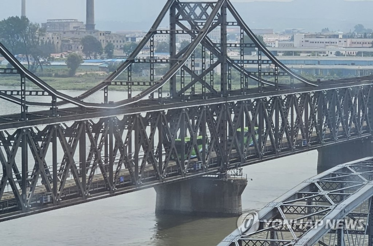 autocars sur un pont sino-nord-coréen
