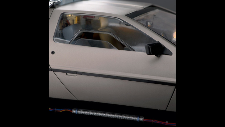 Cette DeLorean DMC-12 miniature propose lumières, sons et fumée