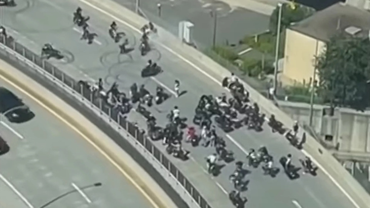 VIDEO – Une cinquantaine de motards privatise la route à Boston pour brûler de la gomme