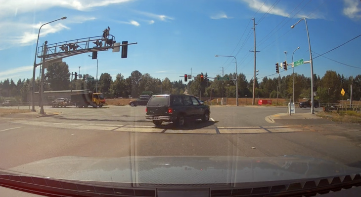VIDÉO – Ce conducteur pressé a une méthode infaillible pour ne pas perdre de temps au feu rouge