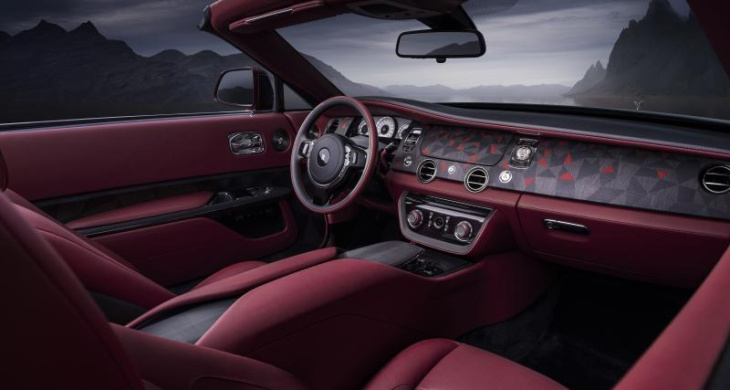 rolls-royce droptail la rose noire (2023) : ce luxueux cabriolet s’inspire du romantisme à la française