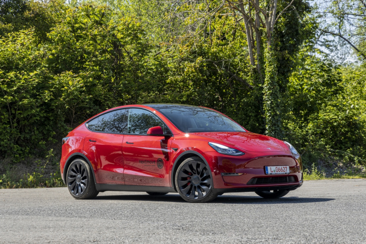 Tesla Model Y contre Dacia Sandero : une vraie lutte des classes en Europe