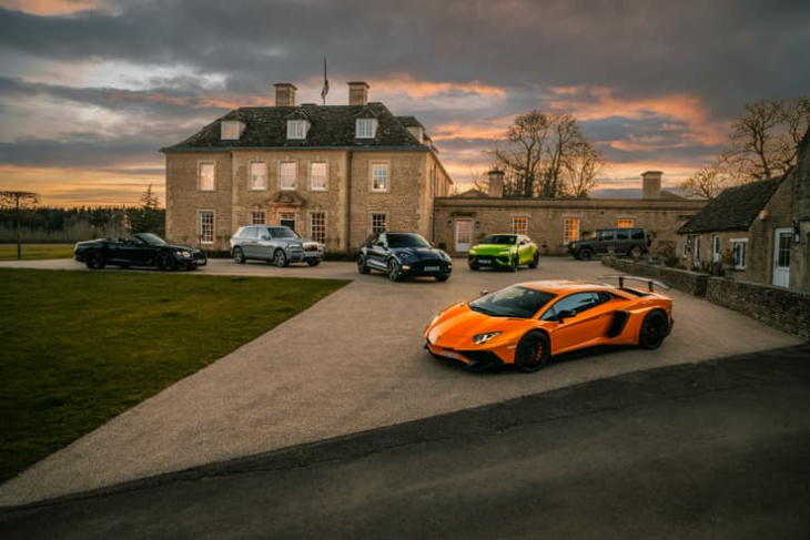 Et si vous arpentiez la campagne anglaise en Lamborghini, Bentley ou Aston Martin?