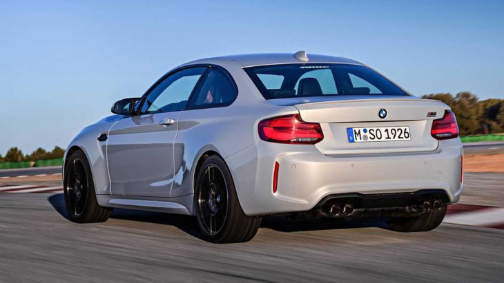 Cinq versions de la BMW M2 s’affrontent dans une drag race