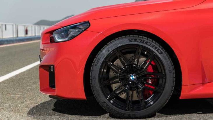Cinq versions de la BMW M2 s’affrontent dans une drag race