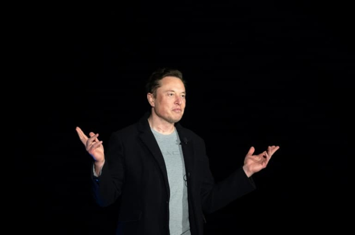 Elon Musk utilise son smartphone au volant de sa Tesla, mais échappe à une amende