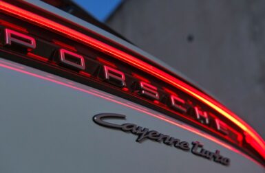 porsche cayenne turbo e-hybrid : voici la version la plus puissante de tous les temps du suv de luxe