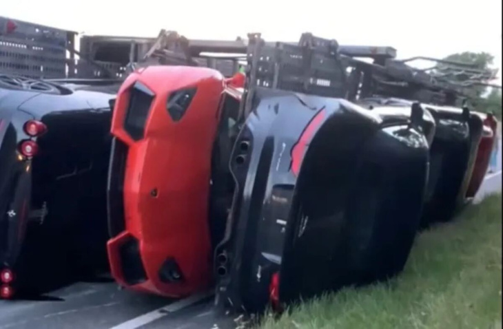 Ce camion se crashe avec un chargement de supercars de luxe