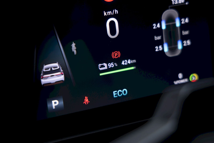 recharger un smartphone dans une voiture électrique : voici l’impact sur l’autonomie