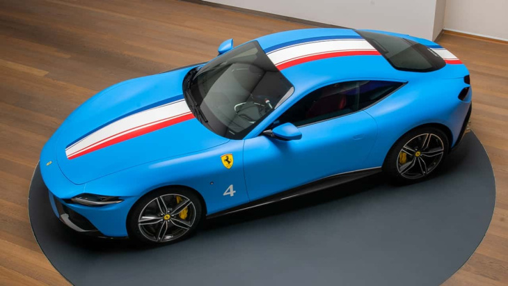 Voici une Ferrari Roma aux couleurs du drapeau français