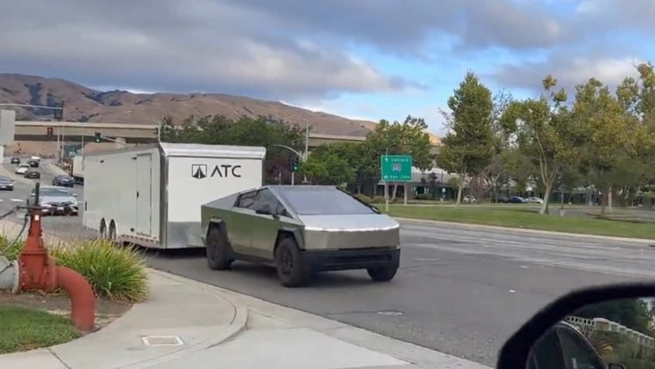 Observez le Tesla Cybertruck tracter une caravane