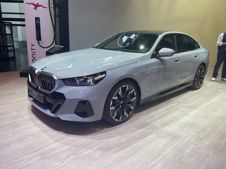En direct du salon de Munich 2023 (vidéo) - BMW i5 : la Série 5 électrique en approche !