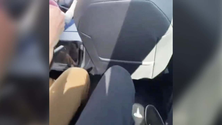 L'écran arrière du Tesla Cybertruck aperçu dans une vidéo