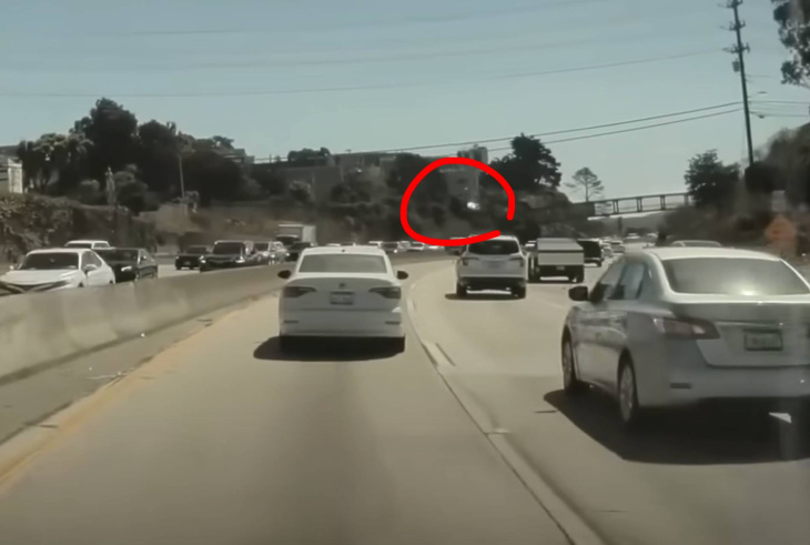 L'enjoliveur de son Tesla Cybertruck s'envole sur l'autoroute