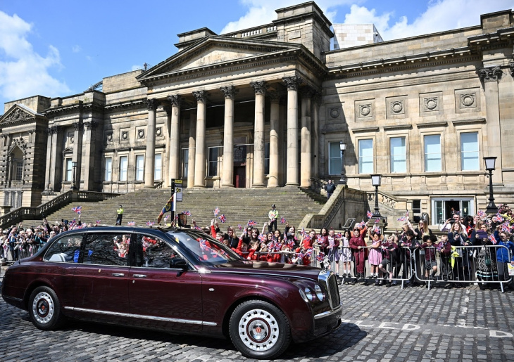 Le Roi Charles III arrive en France… en Bentley !