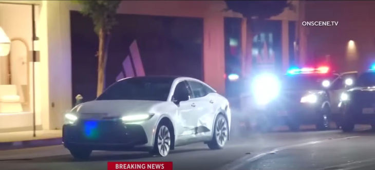 VIDEO - Il vole une Toyota sans être inquiété par les policiers