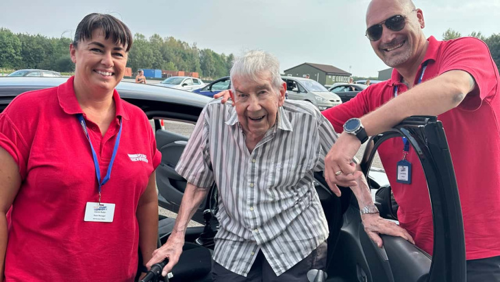 Un homme de 98 ans revient au volant grâce au programme pour jeunes conducteurs