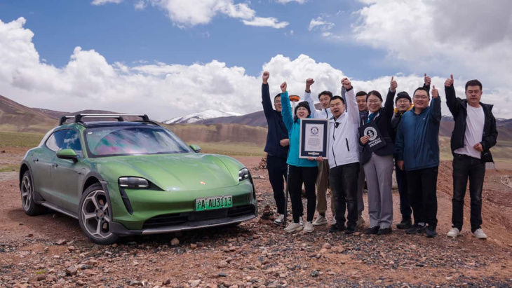la porsche taycan cross turismo établit un record d'altitude pour un véhicule électrique