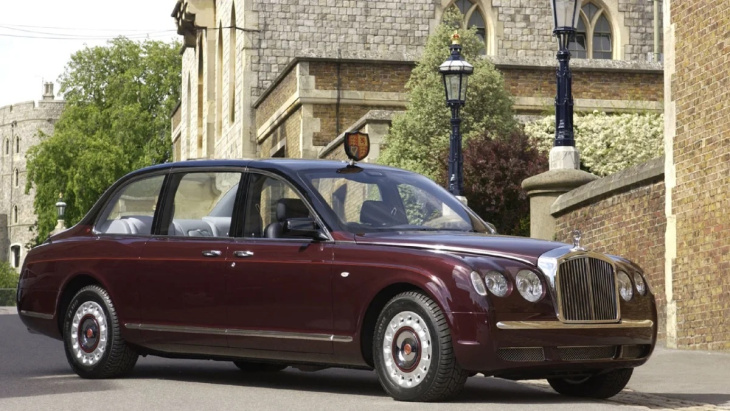 En France, le Roi d'Angleterre amène sa gigantesque Bentley spéciale