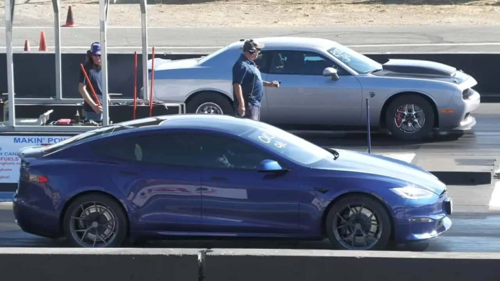 Une Tesla Model S Plaid affronte une Dodge Challenger Hellcat de 1 000 chevaux dans une course façon dragsters