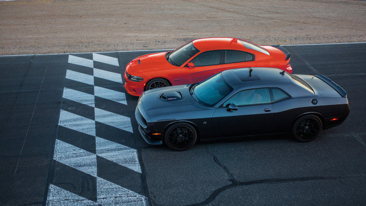 Une Tesla Model S Plaid affronte une Dodge Challenger Hellcat de 1 000 chevaux dans une course façon dragsters