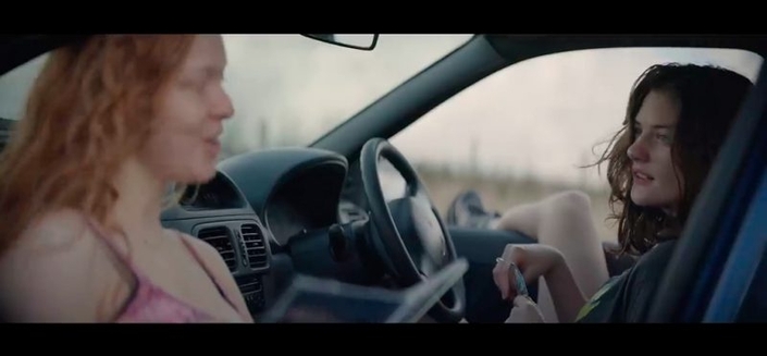 Deux jeunes femmes se rencontrent, se retrouvent, et s'aiment, à bord d'une Clio.