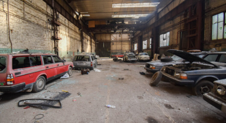 amazon, urbex : un hangar rempli de vieilles volvo abandonnées
