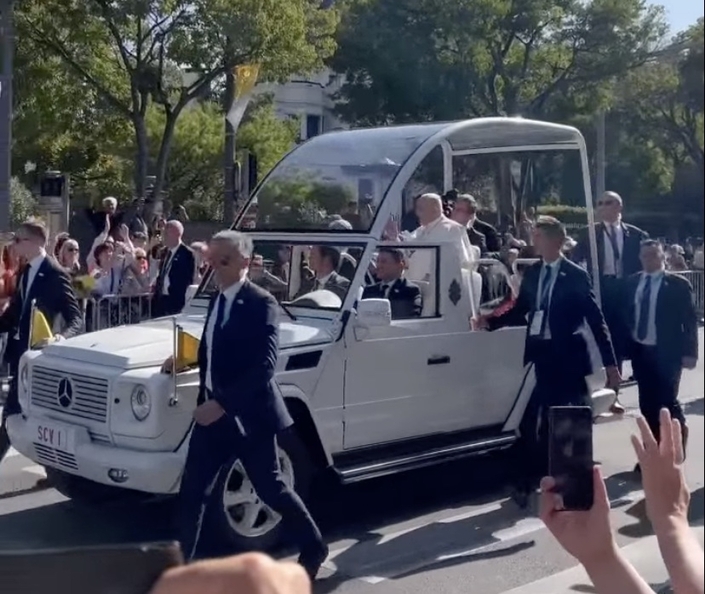 Le Pape en Mercedes G à Marseille, Macron et Charles III avec des autos très différentes
