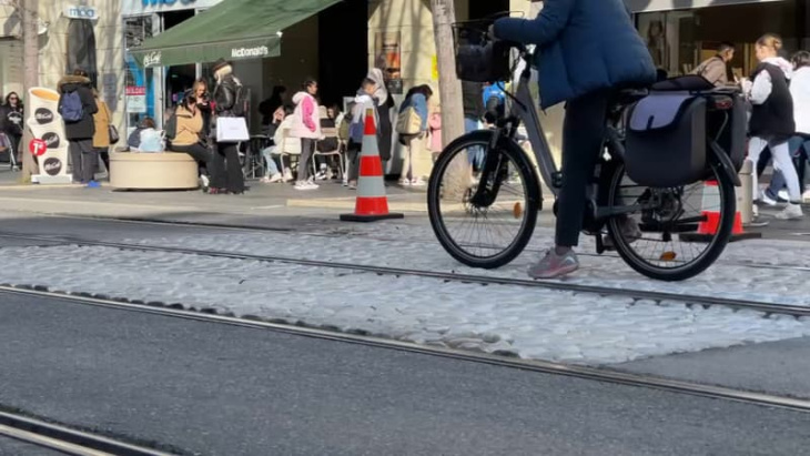 Nice: la métropole étend son dispositif anti-deux-roues sur les voies de tram de l'avenue Jean-Médecin