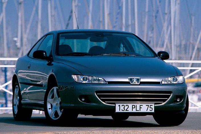 En 2003, la Peugeot 406 Coupé pâtit d'un restylage qui rend la face avant criarde.