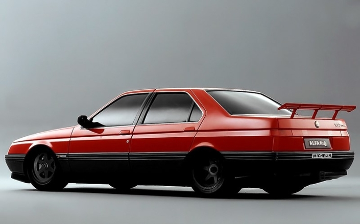 La carrosserie de l'Alfa 164 Procar demeure étonnamment proche de celle du modèle de série, l'élément le plus différenciant restant l'aileron arrière.