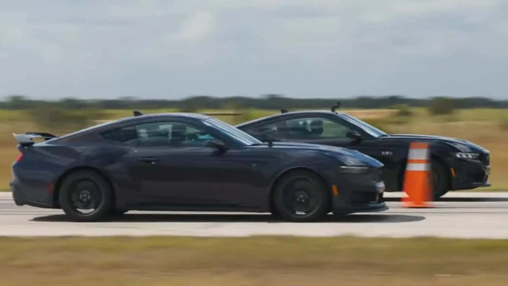 Regardez la Ford Mustang Dark Horse affronter la GT 2024 dans une confrontation en famille