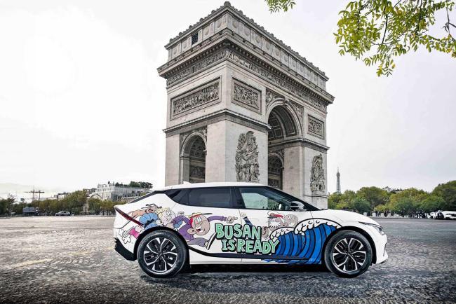 hyundai & kia offrent des art cars aux parisiens pour busan 2030