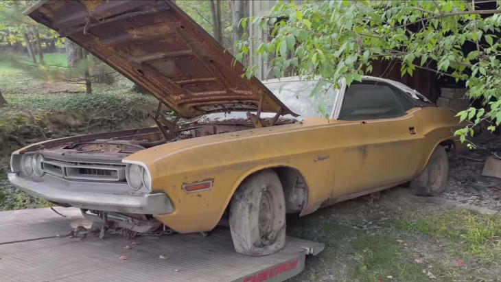 Une Dodge Challenger de 1971 se refait une beauté après 40 ans dans un garage
