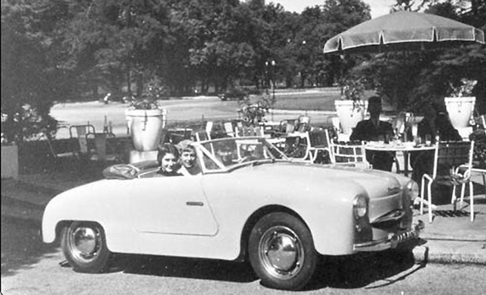 En 1953, la Panhard Junior évolue, adoptant un pare-brise fixe en trois parties.
