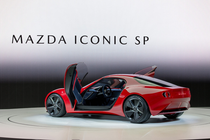 mazda dévoile l’avenir de la voiture sport compacte avec la « mazda iconic sp ».