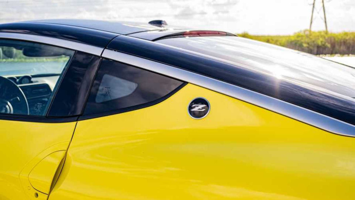 La Ford Mustang GT 2024 affronte une Nissan Z 2023 dans une drag race