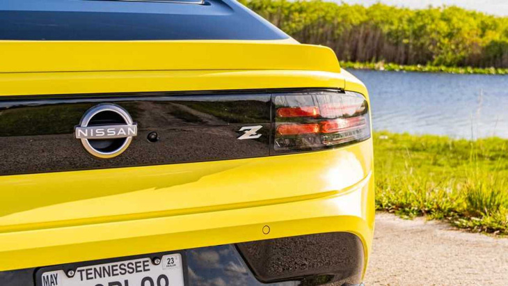 La Ford Mustang GT 2024 affronte une Nissan Z 2023 dans une drag race