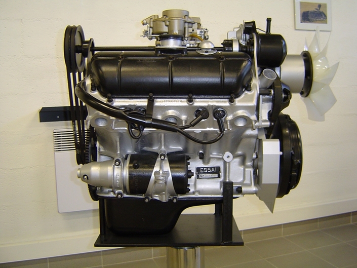 Après un V4 deux-temps à compresseur, Walter Becchia, motoriste de Citroën a développé au début des années 60 ce V8, assemblage de deux moteurs de Traction. Photo : citroenet.org.