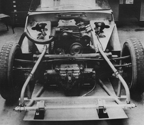 Le double-arbre étudié pour le proto DS Sport en 1964 et jamais finalisé lui non plus. On le trouve aussi dans le cabriolet en tête d'article.