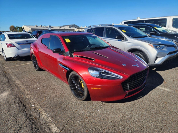 Une Aston Zagato discount surprise sur un parking