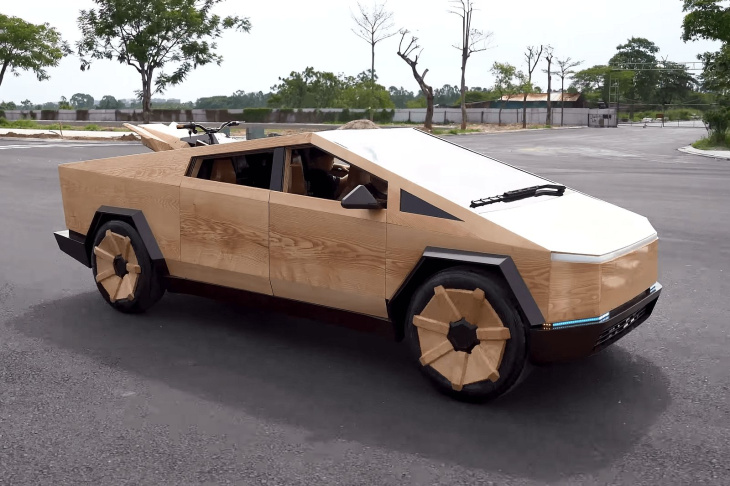 Il construit son Tesla Cybertruck en bois