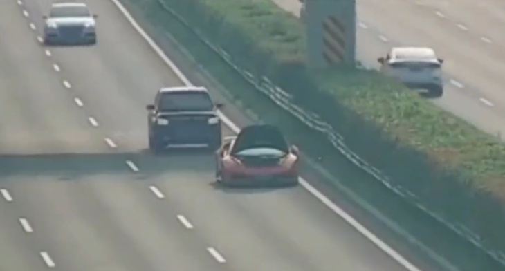 VIDEO - Une Lamborghini Huracan en panne sur autoroute se fait violemment percuter