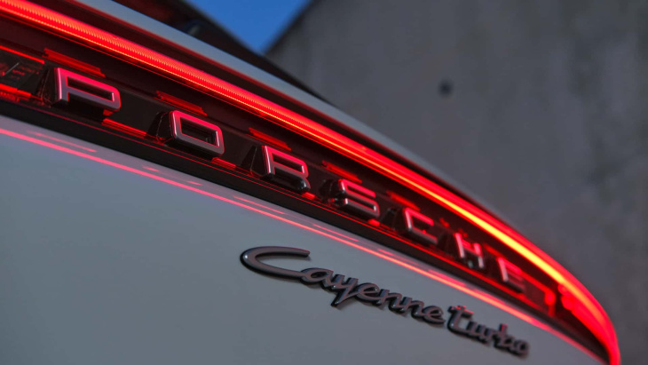 La Lamborghini Urus présente son nouveau groupe moto-propulseur hybride rechargeable sur le Nürburgring