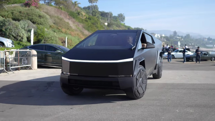 VIDEO - Sortie remarquée pour le Tesla Cybertruck noir mat