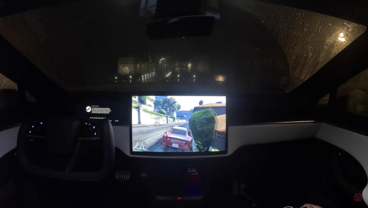 VIDEO - Jouer à GTA V dans sa Tesla n'a plus rien de sorcier