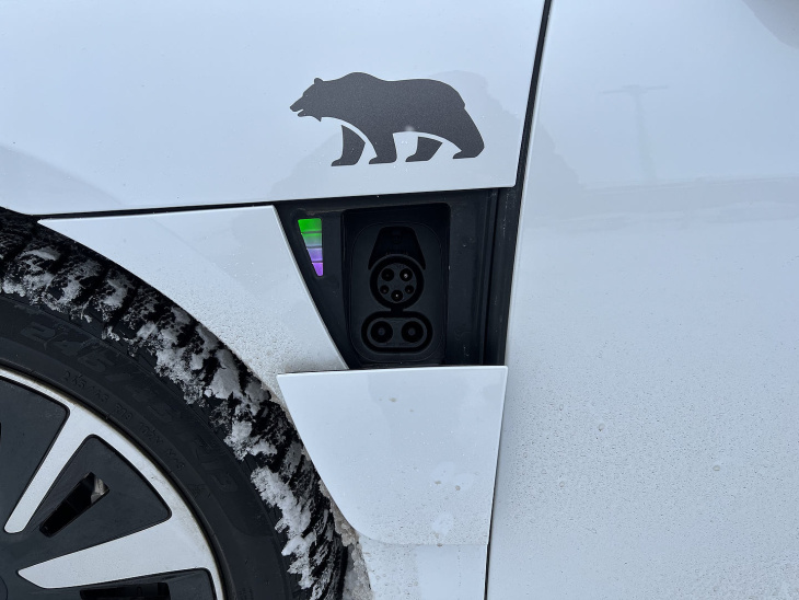 lucid dévoile une solution de recharge de véhicule à véhicule