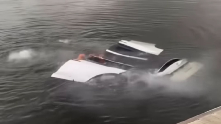 VIDEO - La Tesla Model X met le feu, même sous l'eau