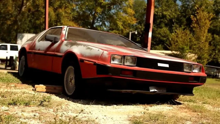 Cette DeLorean rouge abandonnée il y a 25 ans a été sauvée